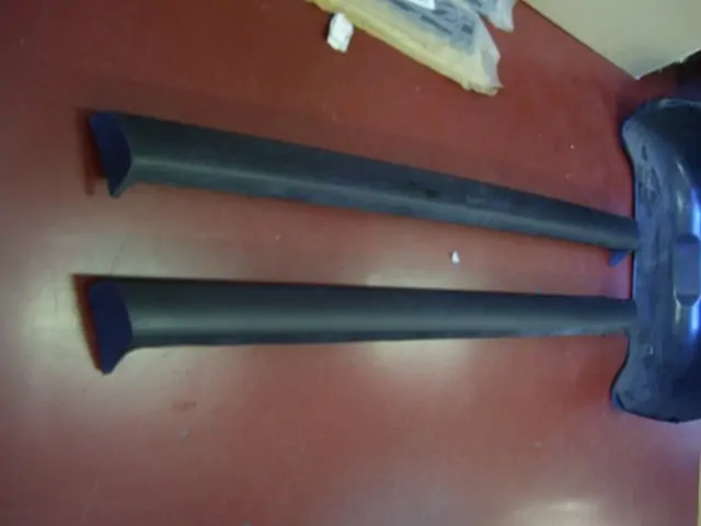 2006 - 10 JEEP COMMANDER - plastové  lemy  prahu sada 2ks