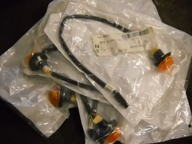 přední boční blinkr  v blatníku