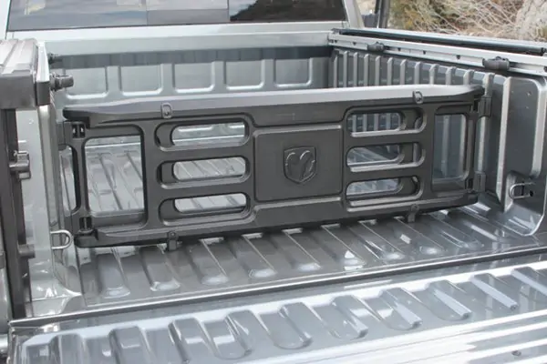 2009 - 14  RAM 1500 -  dělící příčka úložného prostoru