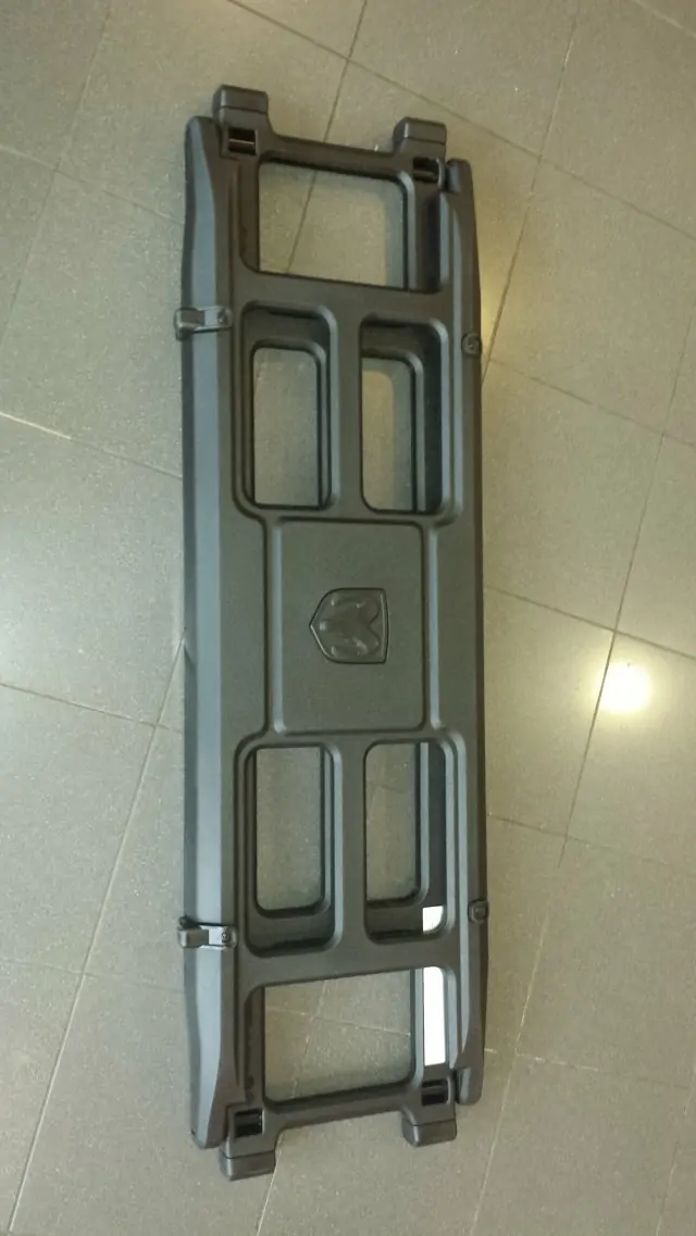 2009 - 14  RAM 1500 -  dělící příčka úložného prostoru