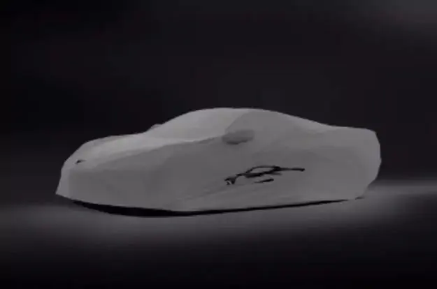 Prémiová venkovní plachta na auto v šedé barvě se siluetou Corvette C8